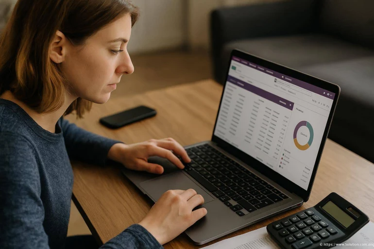 Femme travaillant sur ordinateur portable
