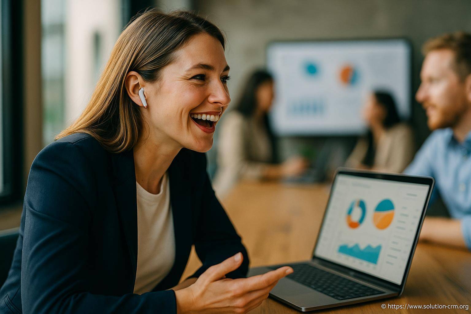 femme souriante présentant graphiques sur ordinateur