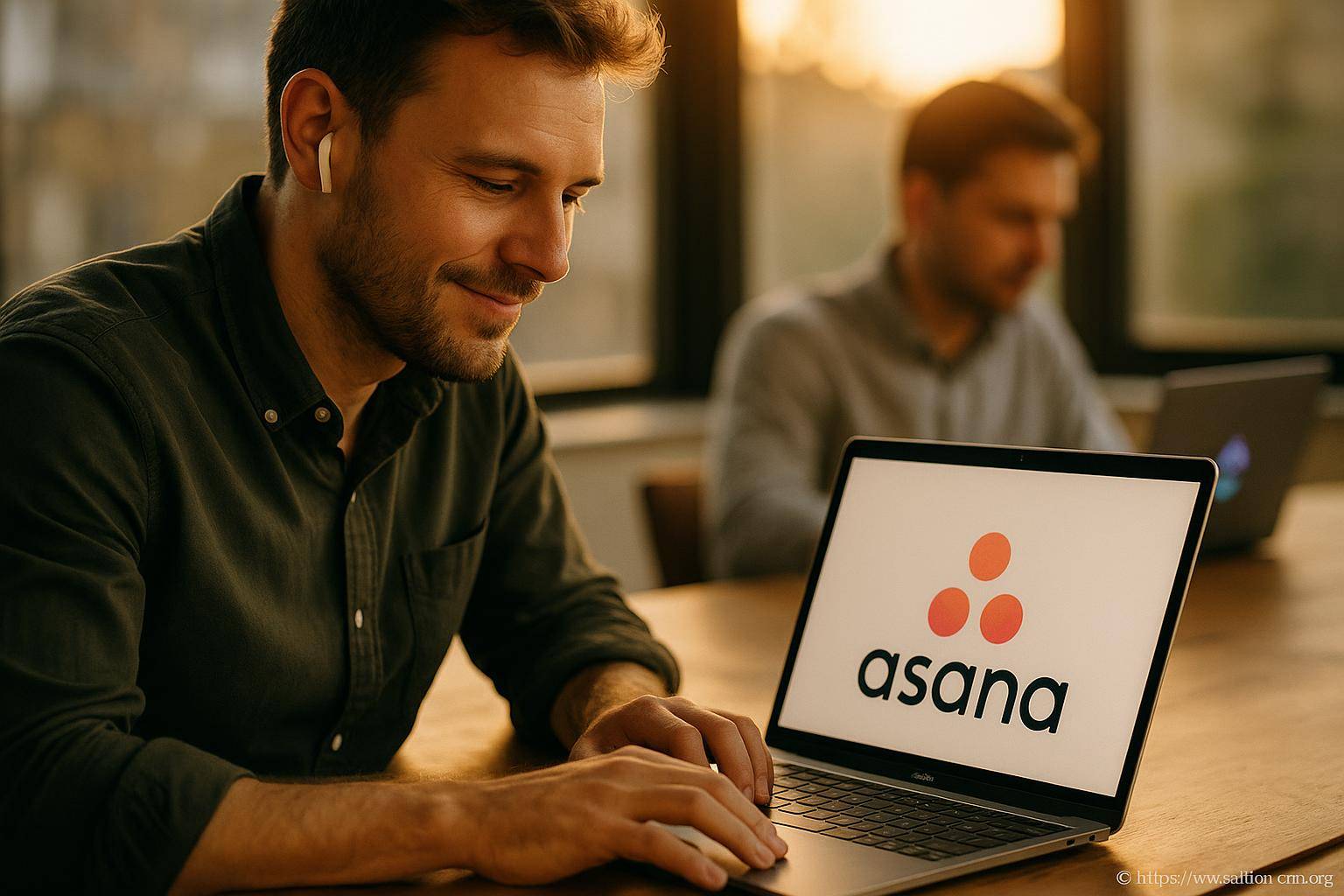 Homme utilisant Asana sur ordinateur portable