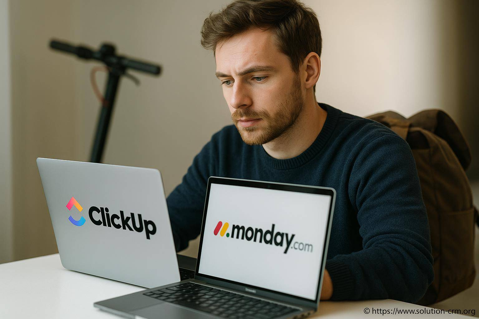 Homme comparant ClickUp et monday sur ordinateurs