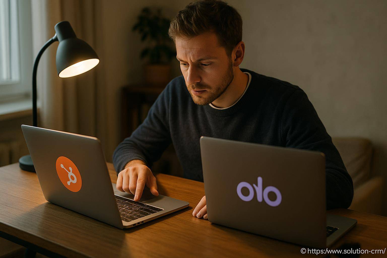 Homme travaillant sur deux ordinateurs portables